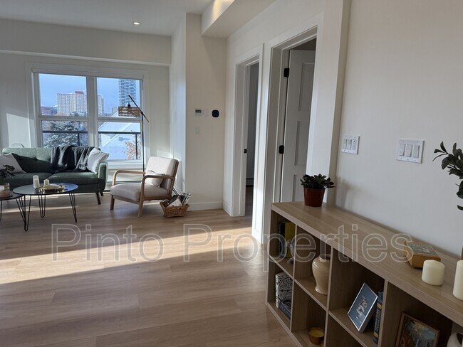 Photo - 8615-8108 108 St NW