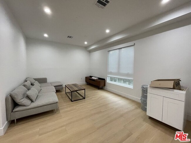 Photo - 1340 W 37th St Unidad 1342 1/4