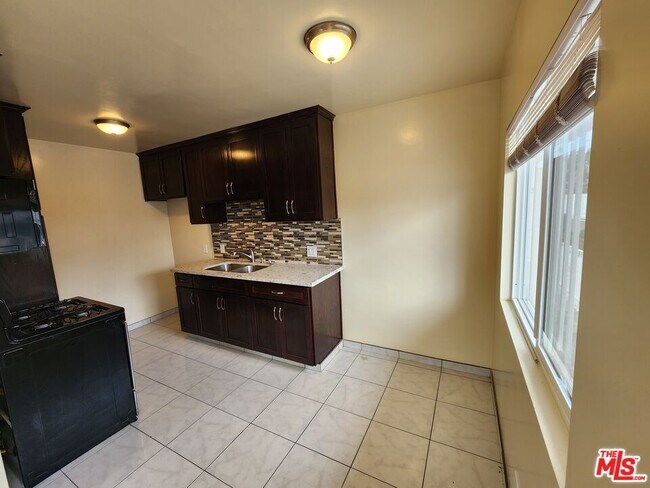 Photo - 1533 W 80th St Unidad 1