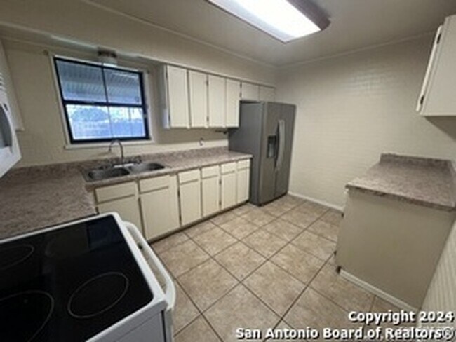 Kitchen - 208 Michelle Dr