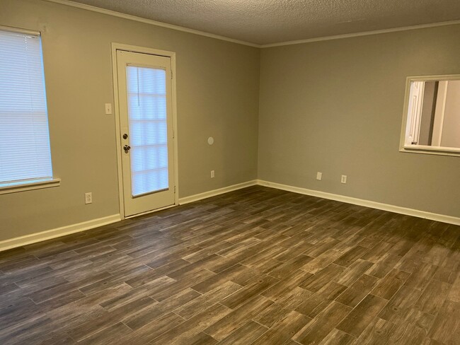 Photo - 150 Stratford Ln