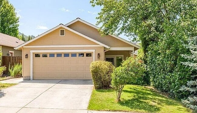 Building Photo - Three bedroom, Two bath home in Ashland. | Available Now