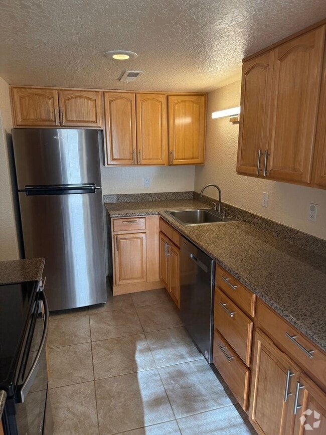 Building Photo - Beautiful 3 Bed/2 Bath Condo with 2 Parkin...