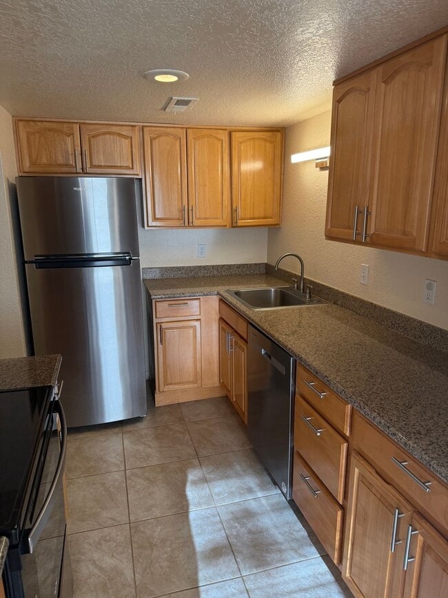 Beautiful 3 Bed/2 Bath Condo with 2 Parkin... - Beautiful 3 Bed/2 Bath Condo with 2 Parkin...