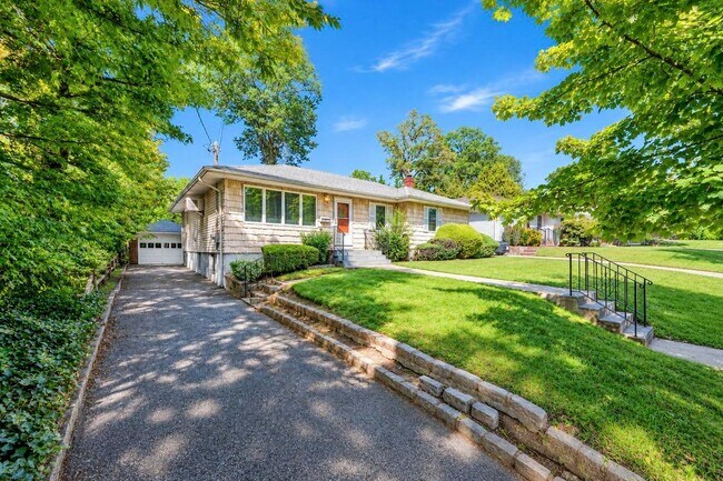 152 Nassau Dr