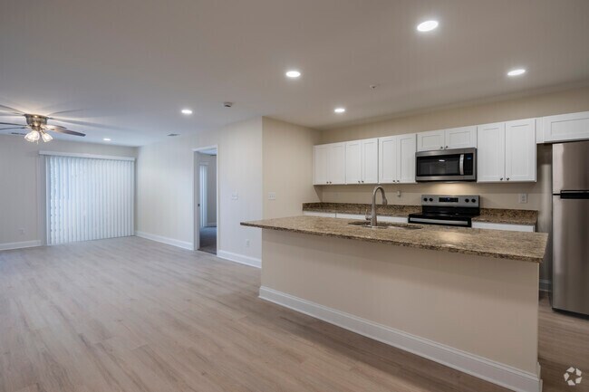 2BR, 2BA - 1,300 SF - Kitchen - Keystone Luxury Apartments