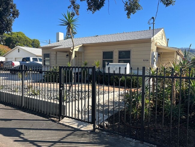 Building Photo - Sun Valley Duplex Unit Sun Valley 8206