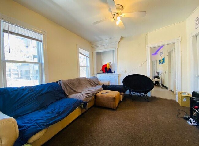 Sala de estar grande - 30 Sarah Ave