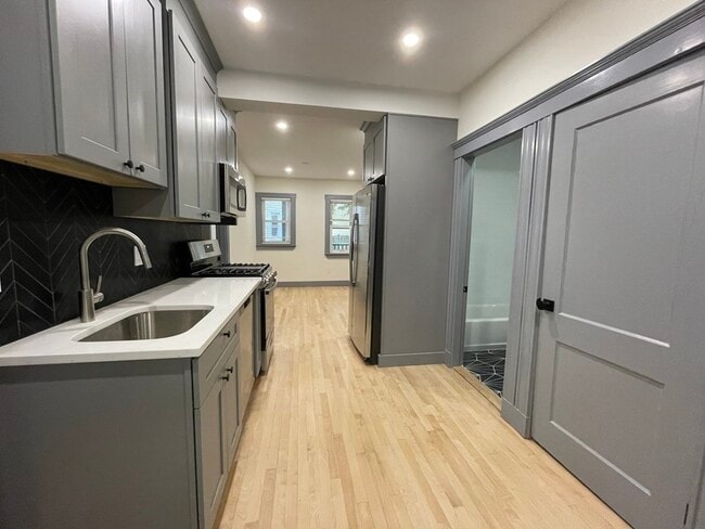 Building Photo - 41 Long Ave Unit 1