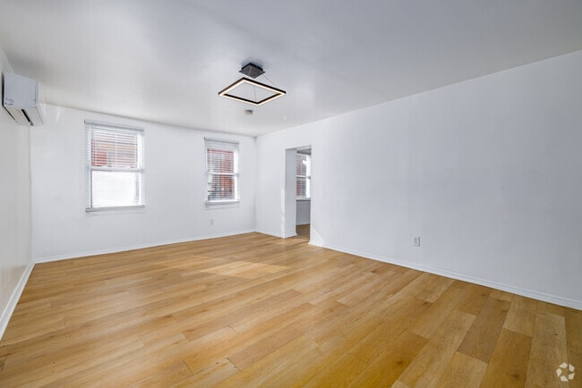3BR, 2BA - 1,000SF - Living Room - 139 East Clifton Ave