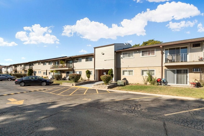 Photo - 850 E Old Willow Rd