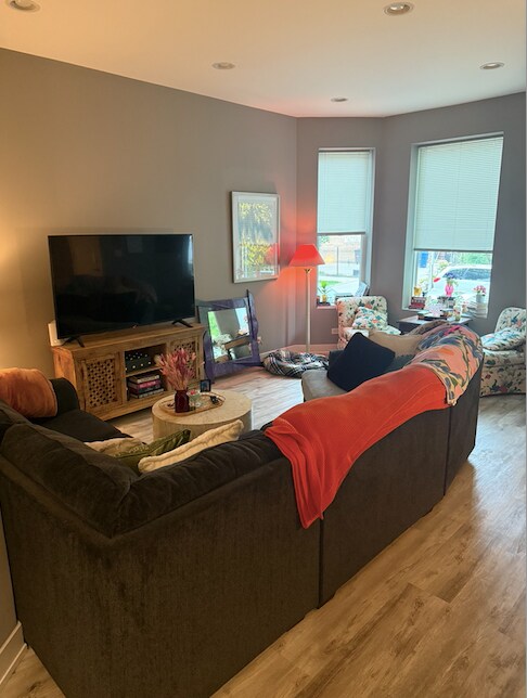Living room - 2019 N Sawyer Ave Unit Apt 1