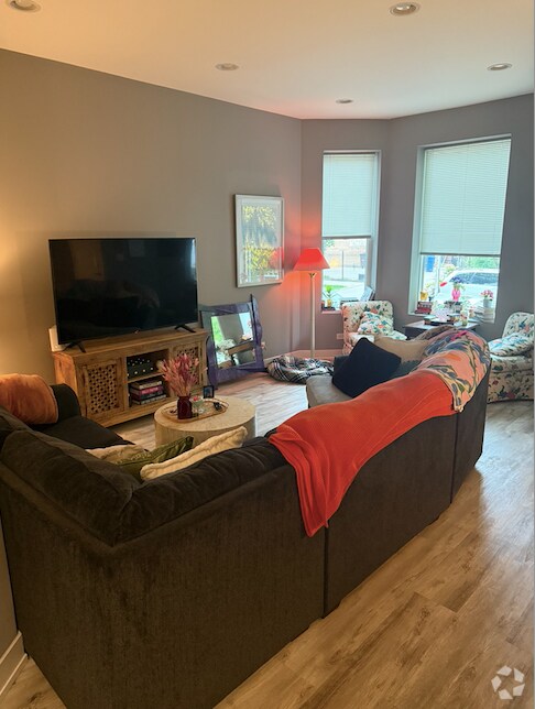 Building Photo - 2019 N Sawyer Ave Unit Apt 1