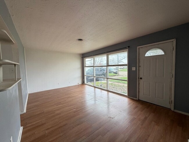 Photo - 411 Pinewood Ave