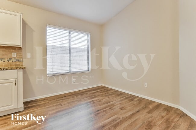 Photo - 425 W Jersey Way