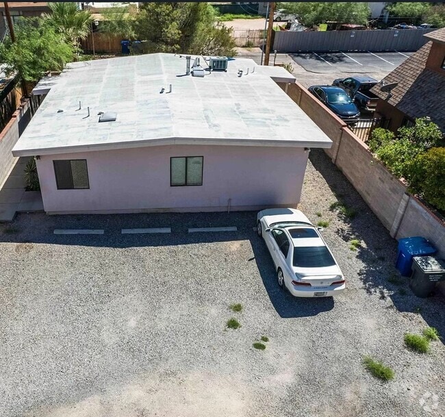 Building Photo - 1330 E 10th St Rental
