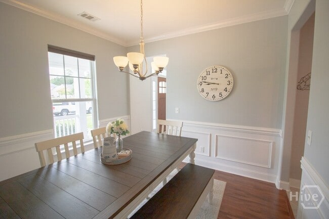 4 Gresham Ln