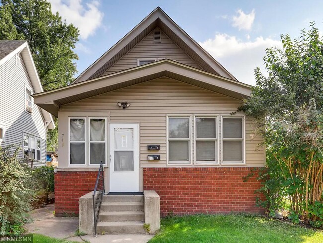Building Photo - 742 Case Ave E Rental