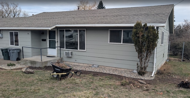 Building Photo - 301 Cedar St