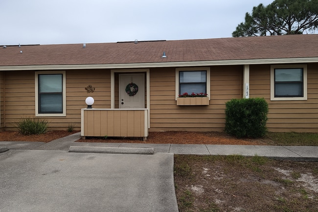Building Photo - $1195 - Jefferson Square - Updated 2/2 Rental