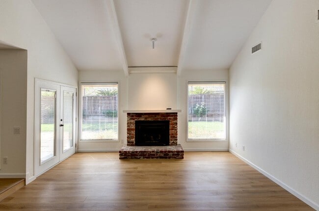 Photo - 1067 W Sierra Ave