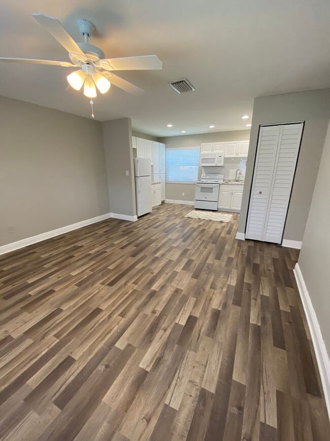 Photo - 107 Karde Ln
