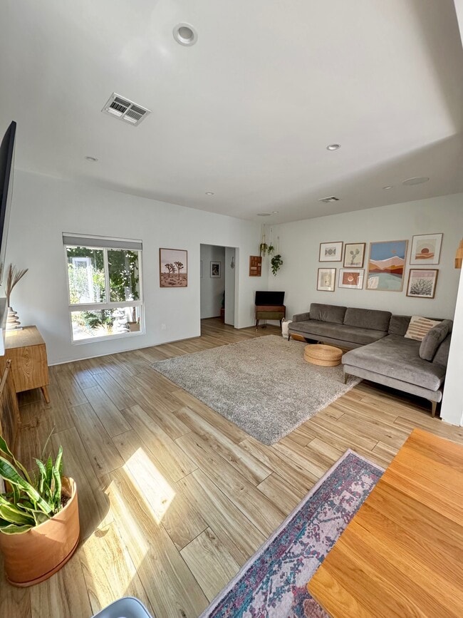 Building Photo - 8838 Cadillac Ave Rental