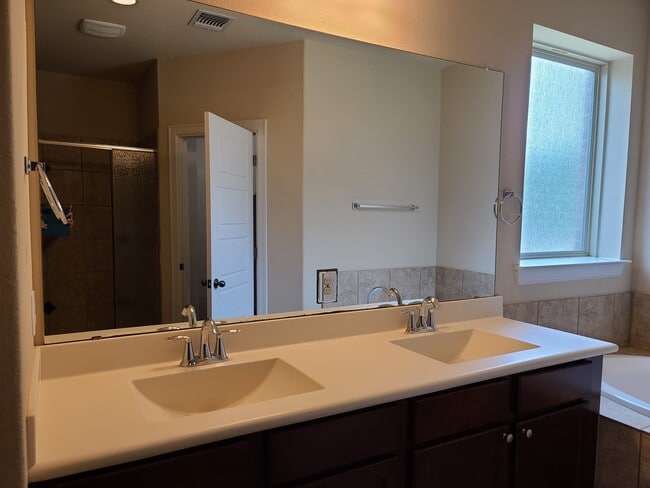 Building Photo - 218 Simmons Dr