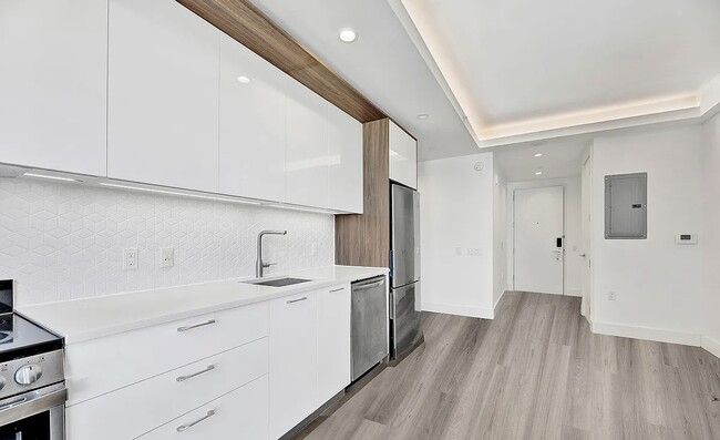 Building Photo - LUXURY RENTAL AVAILABLE NOW! IN BRONX Unit 1