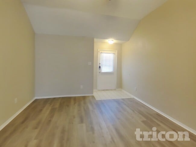 Photo - 409 Roan Ln