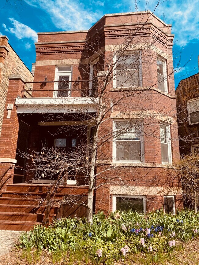 Frontview of building - 2014 W Fletcher St Unidad 2