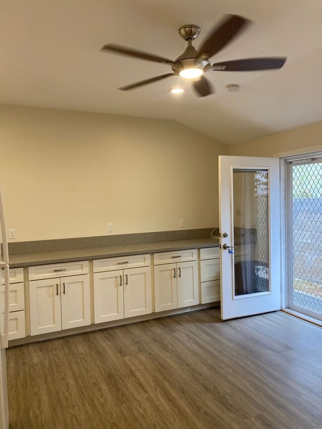 Photo - Cute Liliha Studio, Utilities included