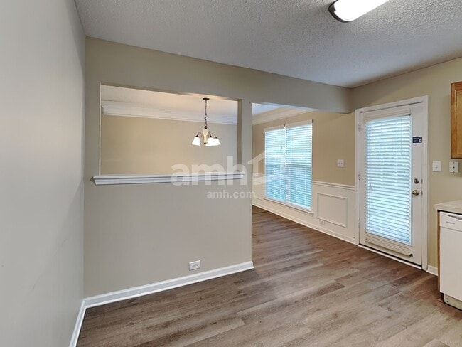 Photo - 728 Reigate Rd