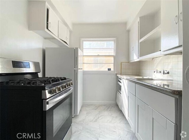 Building Photo - 2021 Cloverfield Blvd Rental