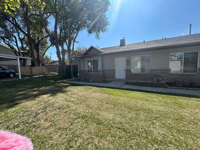 Building Photo - Pet Friendly Town home