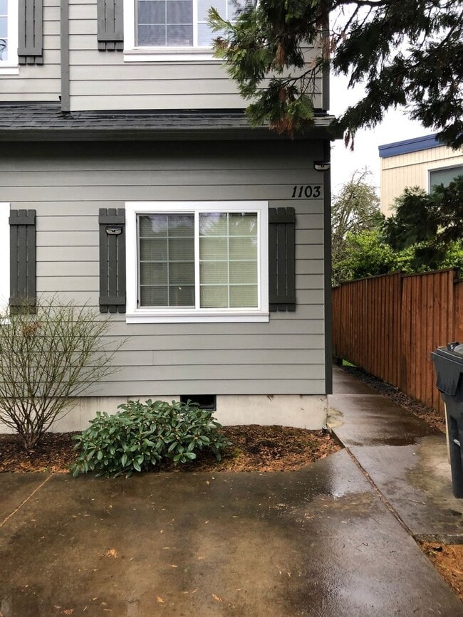 Building Photo - Small Pet Friendly! 4 Bedroom, 2 Bathroom Close to Campus!