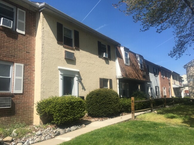 Building Photo - 620 S Franklin St Unit A9 Rental