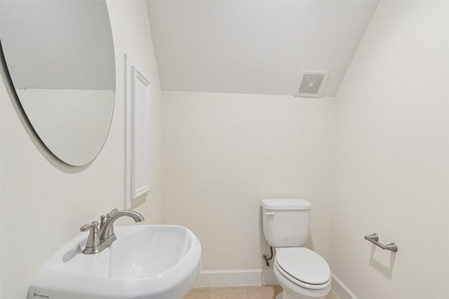 Building Photo - 902 W 20th St