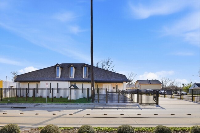 Photo - 3911 Fulton St