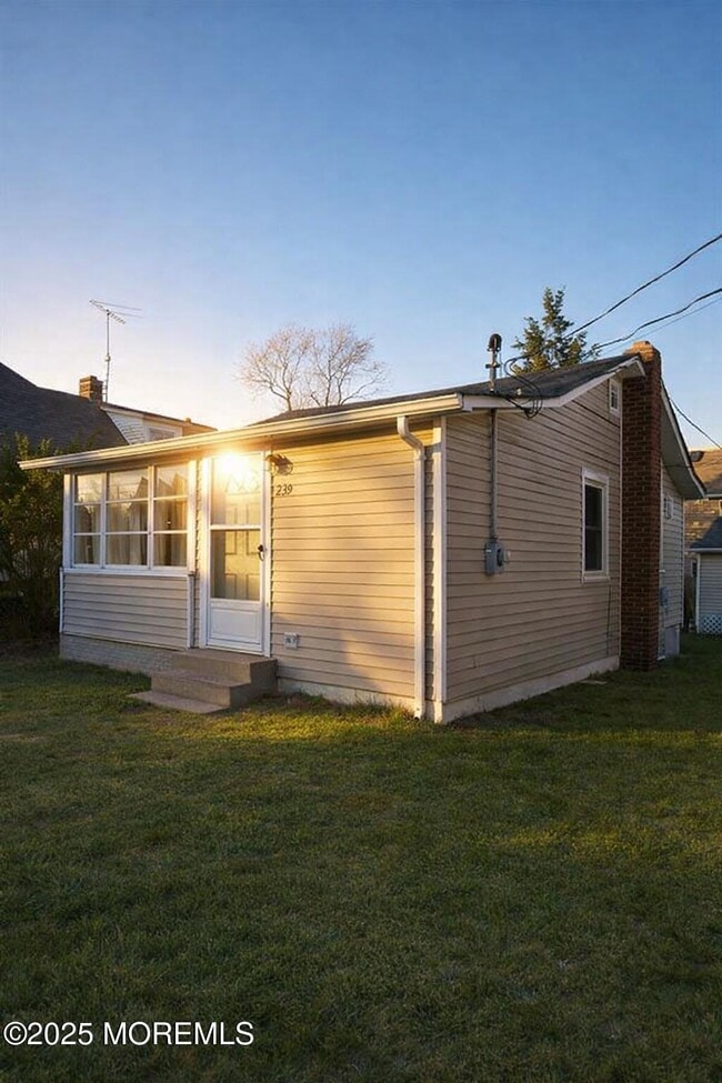 Building Photo - 239 Bay Ave