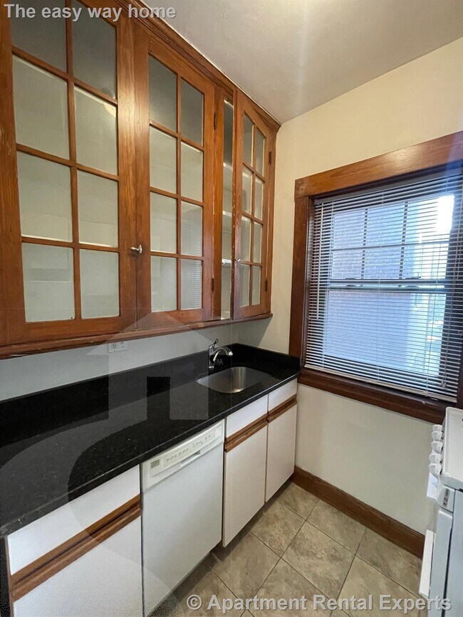 Photo - 5 Linnaean St Unidad #27