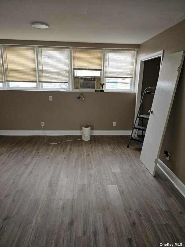 Building Photo - 524 Merrick Rd Unit 2nd Fl Rental