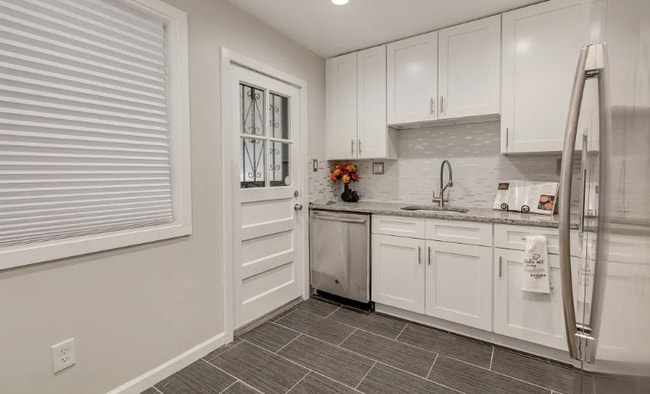 Photo - 726 Crittenden St NE