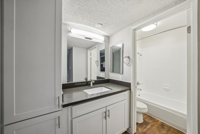 La Valencia Apartment Homes