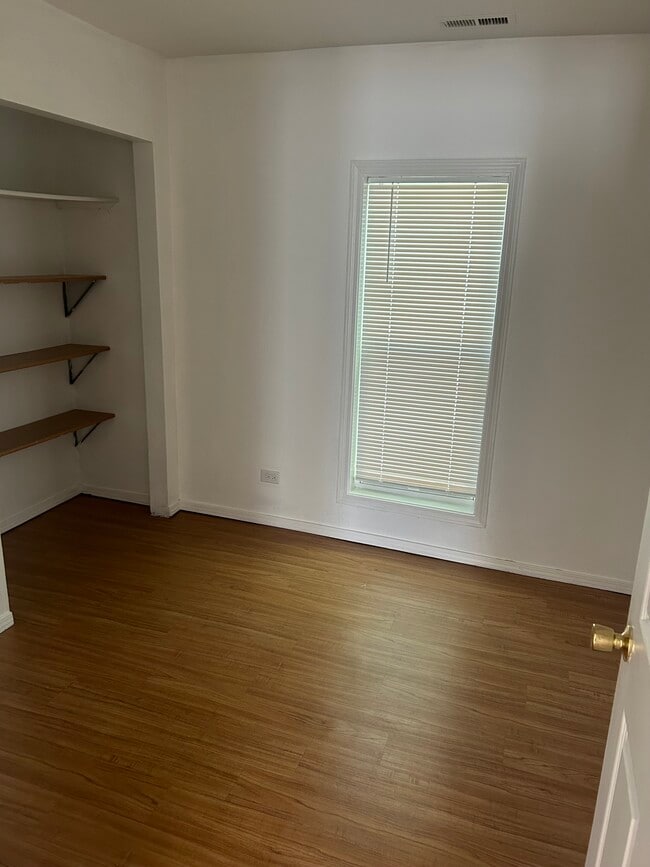 Building Photo - 2135 Kemble Ave Unit 2nd floor 2bedroom