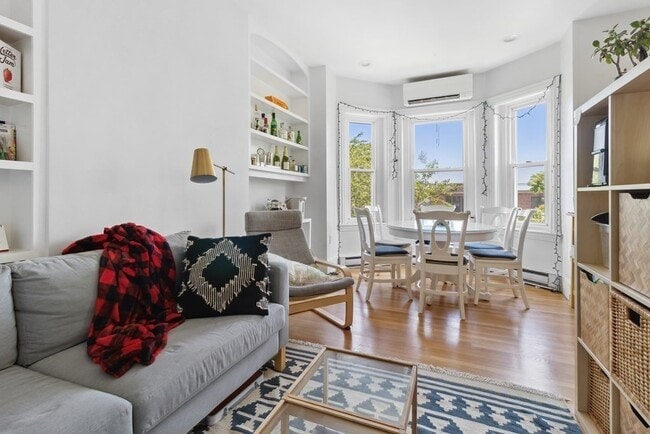 Building Photo - 28 Beacon St Unit 3