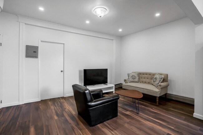 Building Photo - 245 4th St Unit 3