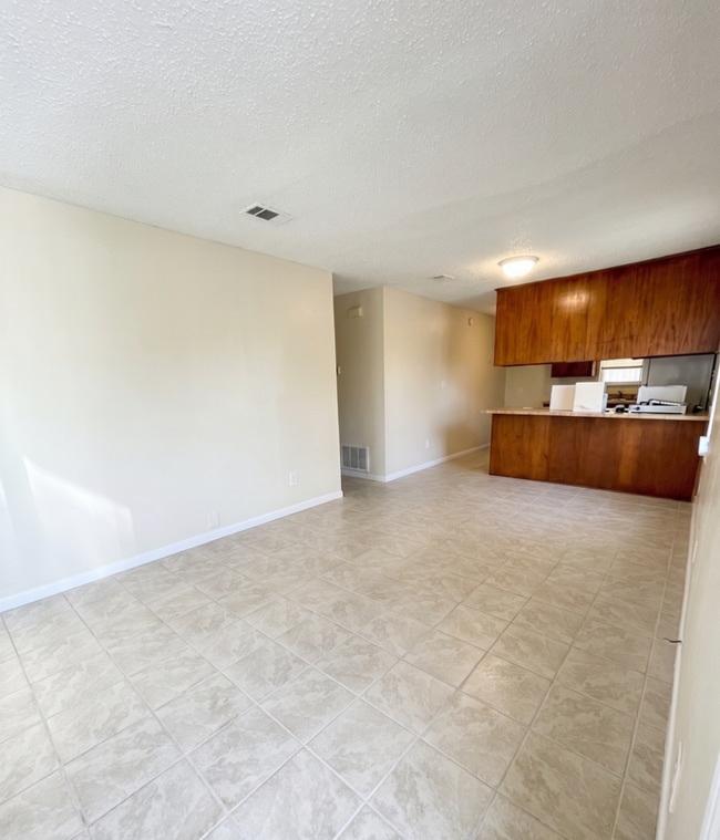 Building Photo - 547 S 61st Ave