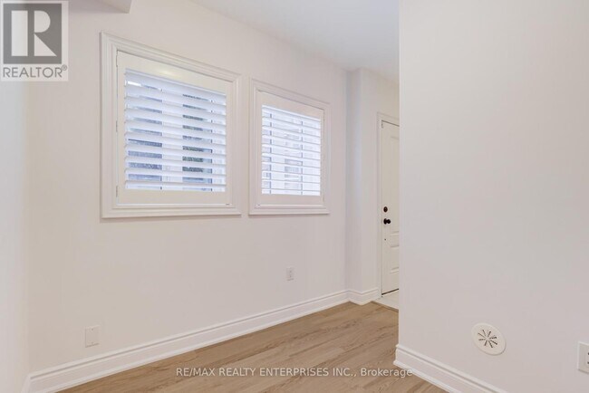 Photo - 290 Royalton Common