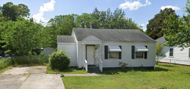 House from the street. - 703 McArthur Blvd
